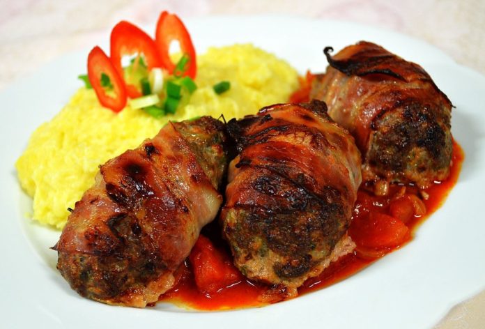 Szalonnába tekert fasírt vagdalthúsból