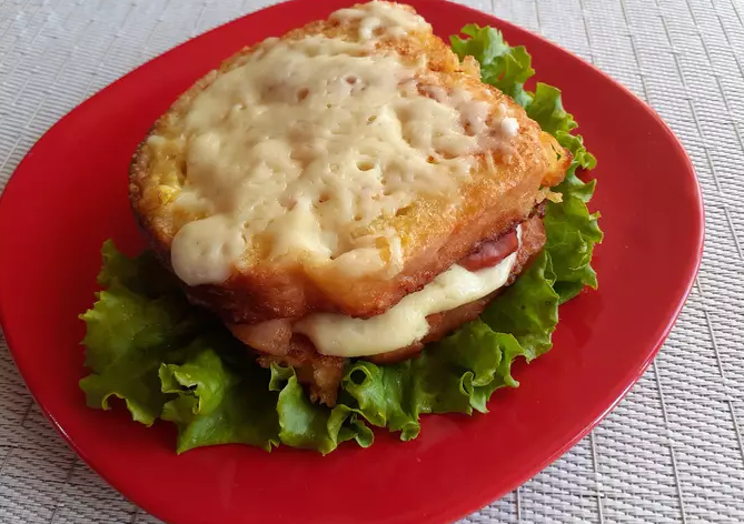 Sajtos-sonkás bundás kenyér