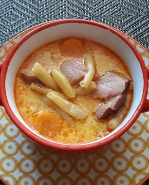 Tejfölös zöldbableves füstölt csülökkel