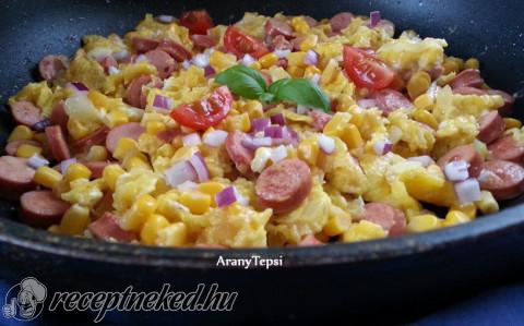 Serpenyős tojás virslivel, kukoricával