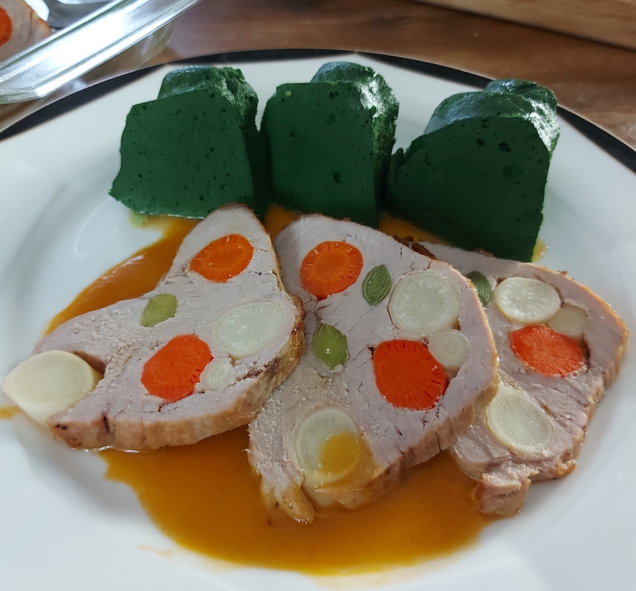 Zöldséggel tűzdelt comb parajfelfújttal