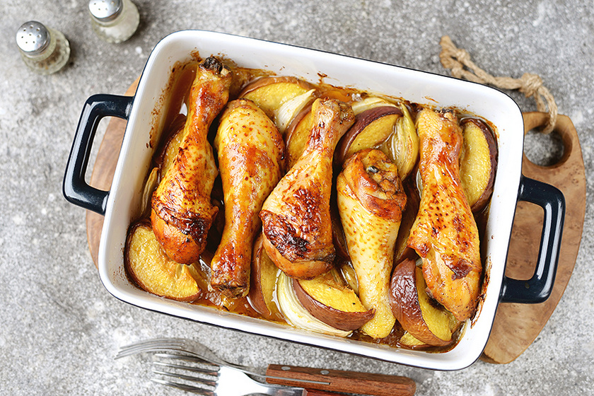 Sült csirkecomb almával és hagymával