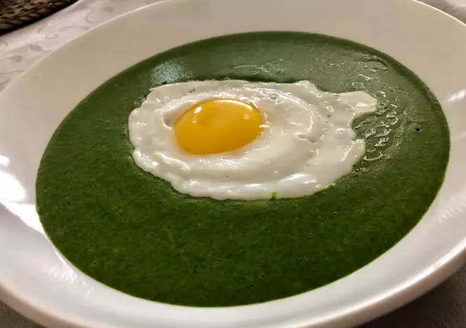 Spenótfőzelék tükörtojással