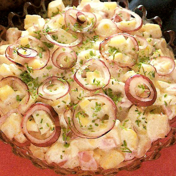 Almás-sajtos hagymasaláta