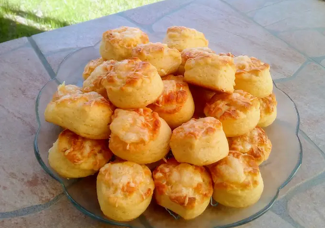 Sajtos-burgonyapogácsa