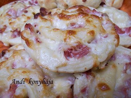 Sajtos, sonkás, tejfölös csiga