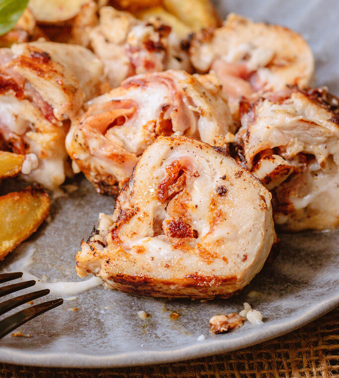 Olaszos göngyölt csirkemell, parmezános steak burgonyával