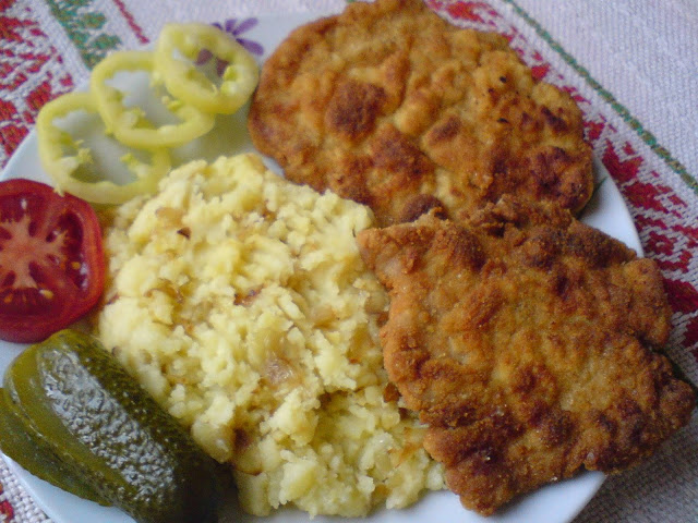 Rántott sertésborda hagymás tört krumplival