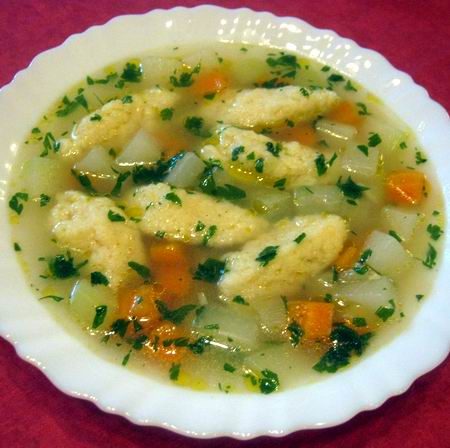 Egyszerű karalábéleves grízgaluskával