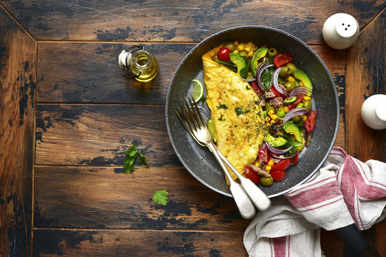 Omlettwrap zöldségekkel és füstölt sajttal