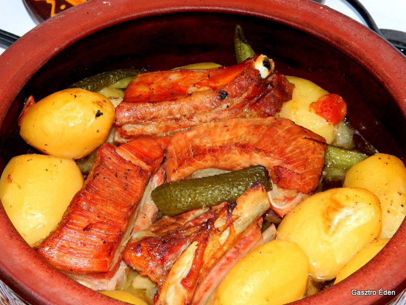 Uborkás oldalas agyag tálban