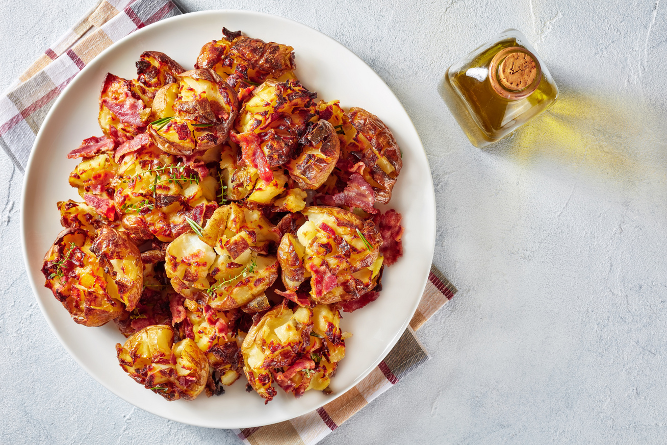 Héjában sült, tört, baconös krumpli