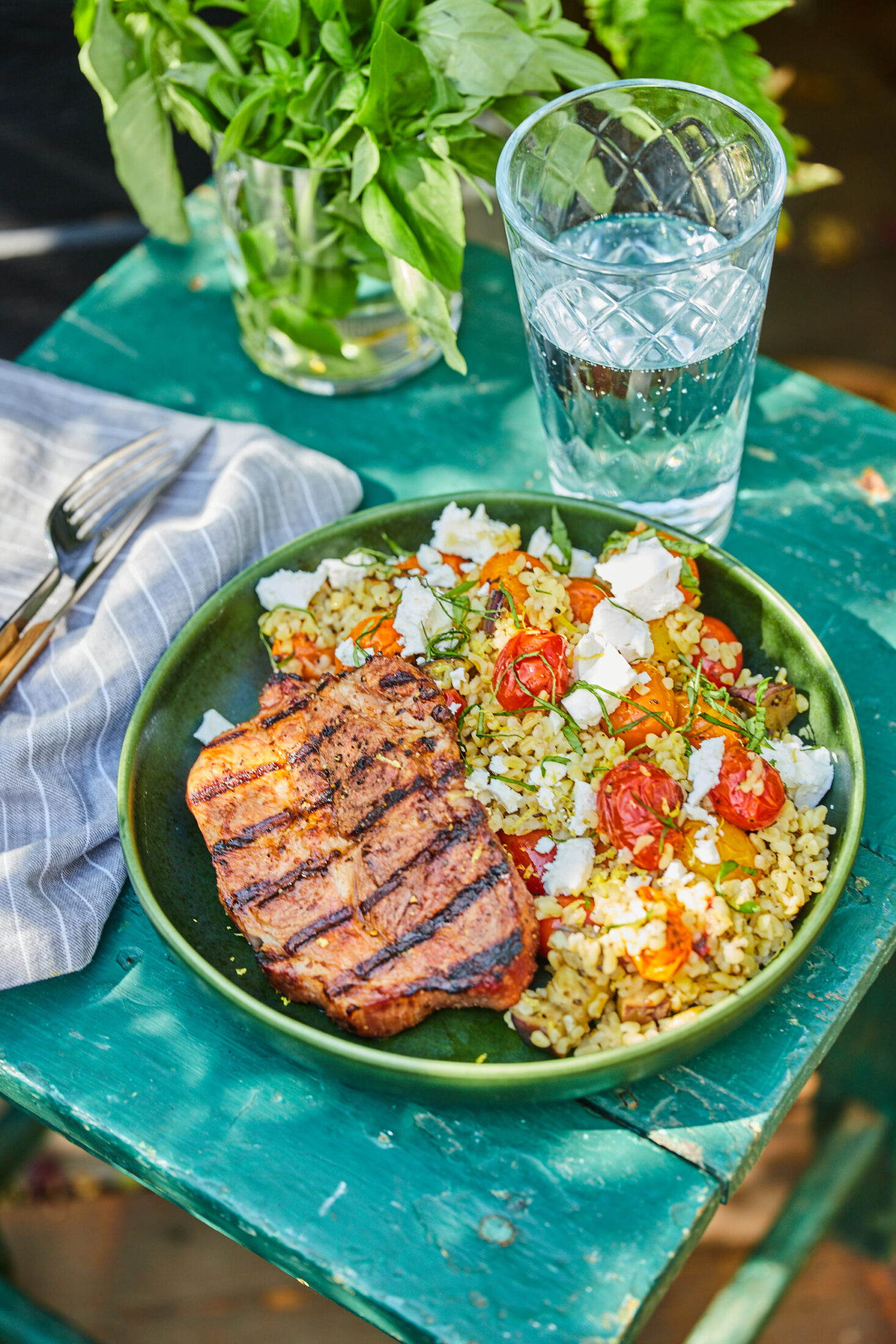 Vörösborban pácolt sertéstarja mediterrán paradicsomsalátával