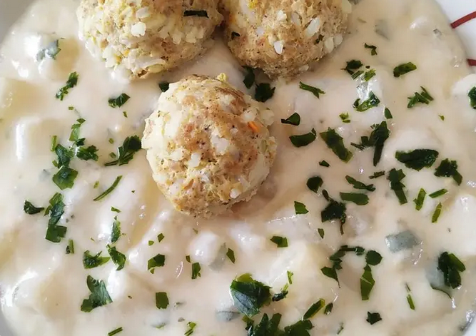 Karalábéfőzelék húsgombóccal