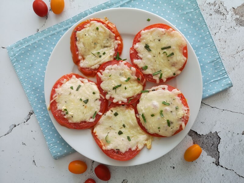 Zöldfűszeres, sajtos sült paradicsom