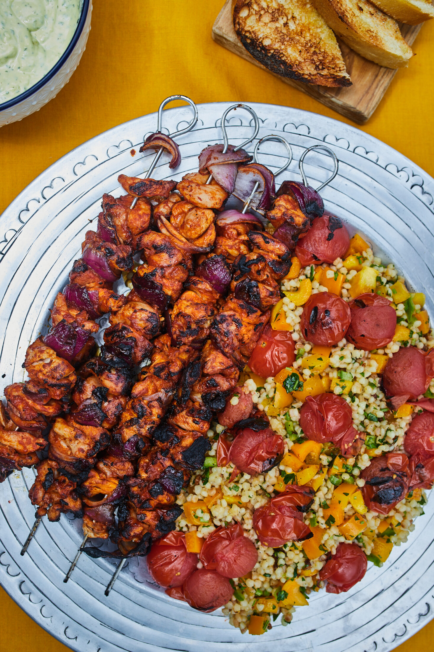 Magyaros rablóhús tarhonyasalátával