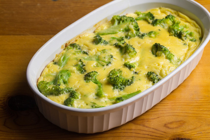 Brokkoli sajtmártásban