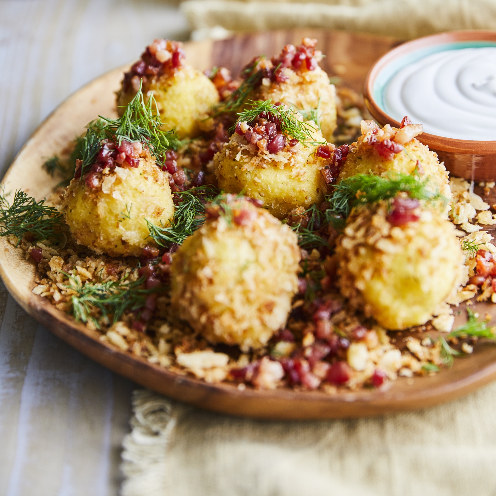 Juhtúrós kukoricagombóc pirított szalonnával és tejföllel