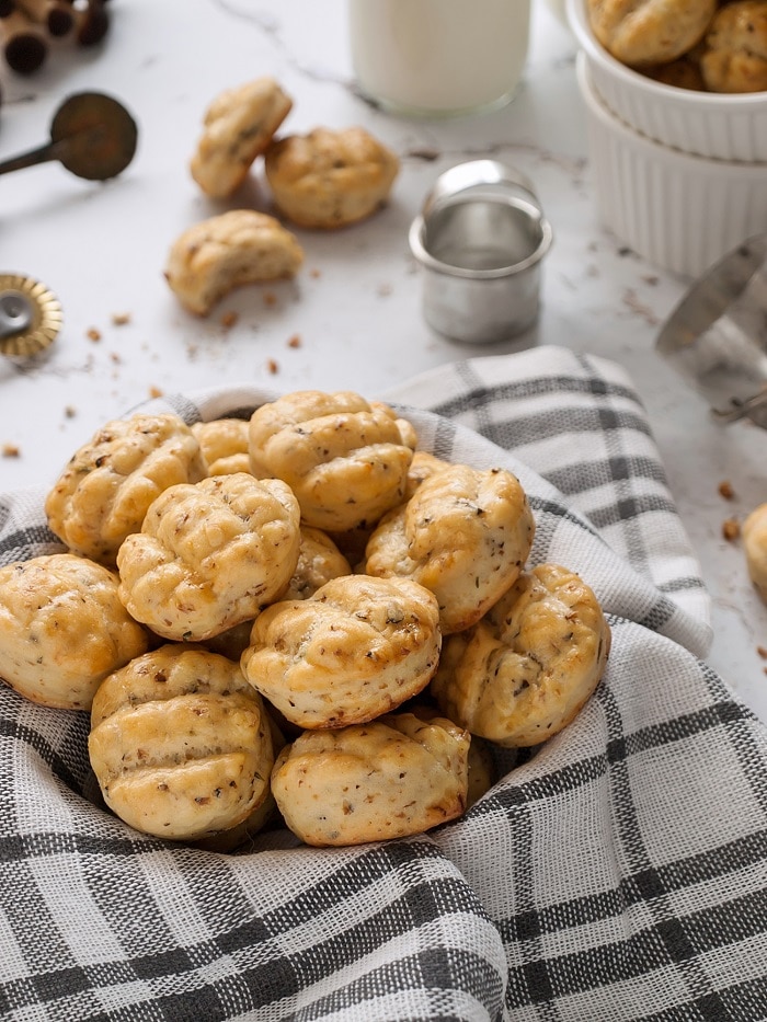 Gombás-juhtúrós pogácsa